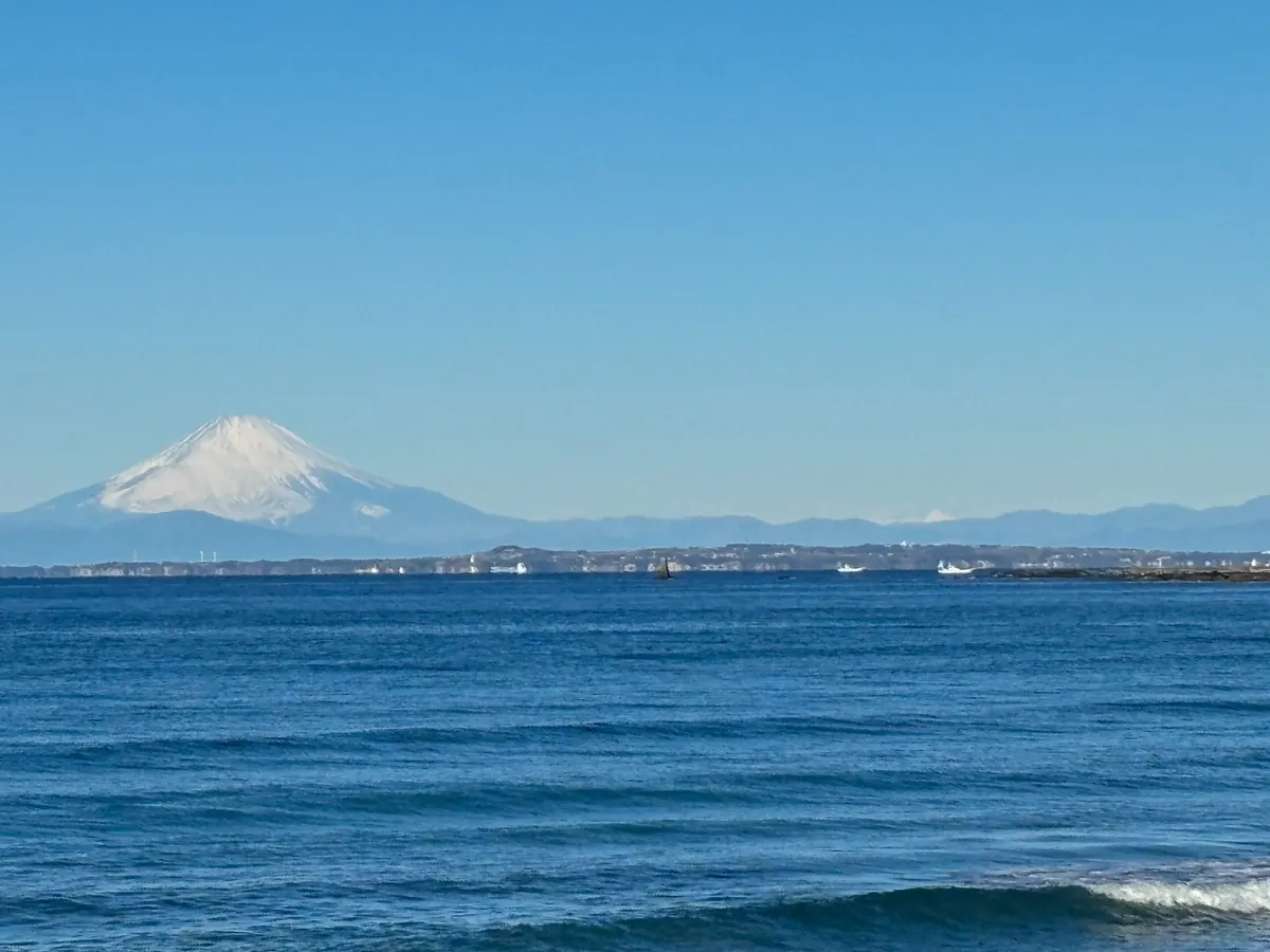 船の奥に富士山と北岳