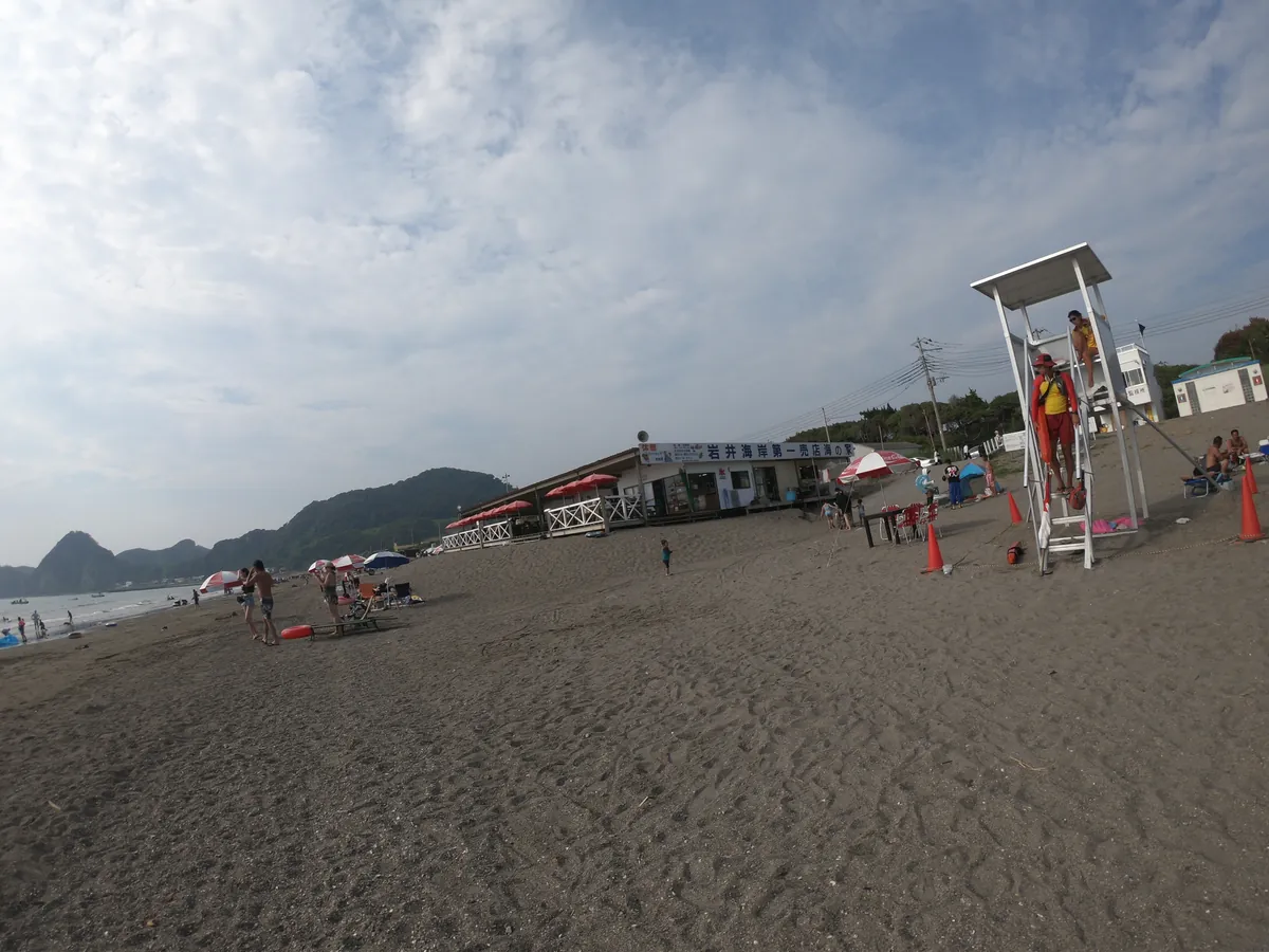 海水浴シーズンの岩井海岸と監視塔