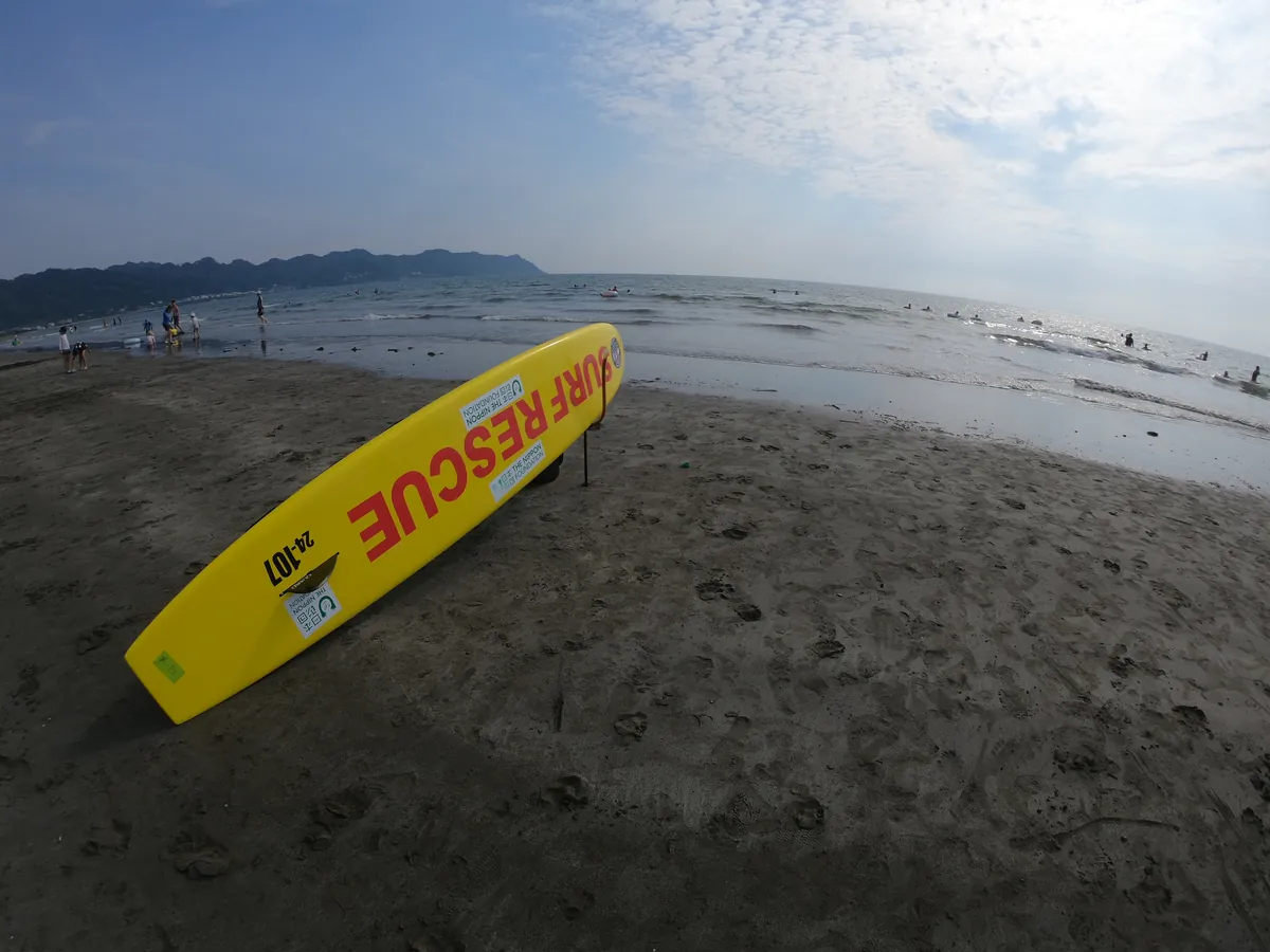 岩井海岸の浜とサーフレスキューのボード