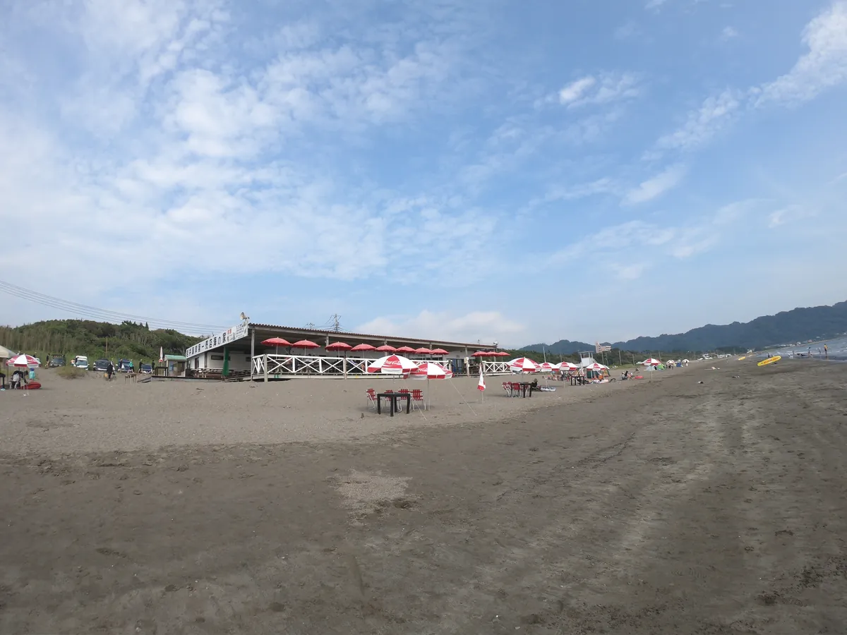 夏の岩井海岸と海の家
